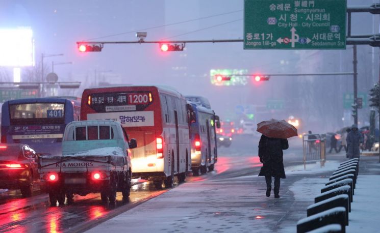 서울을 비롯한 수도권 대부분 지역에 대설주의보가 발효된 21일 오전 서울 광화문광장 일대에 눈이 내리고 있다. 사진=연합뉴스