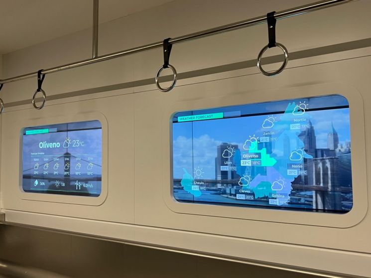 LG디스플레이의 투명 OLED 기술이 적용된 지하철 창문에 도시별 날씨를 알 수 있는 일기예보가 나타나 있다. [사진=한예주 기자]