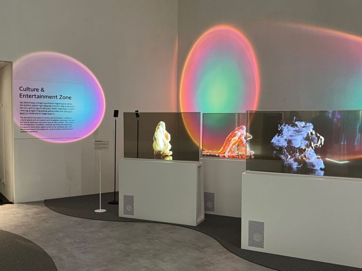 LG디스플레이의 투명 OLED 기술은 디지털 아트계에서도 활용되는 중이다. [사진=한예주 기자]