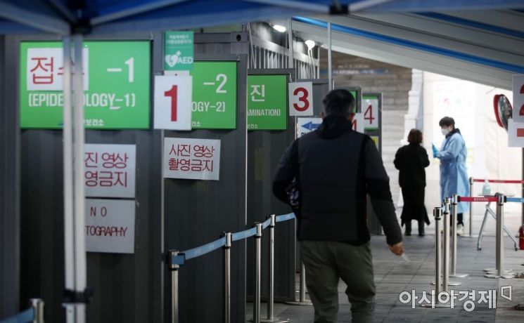 코로나19 겨울 재유행이 계속된 22일 서울 용산구보건소 선별진료소에서 시민들이 검사를 받고 있다. 중앙방역대책본부에 따르면 이날 0시 기준 국내 코로나19 누적 확진자는 7만5744명 증가한 2846만6390명으로 나타났다./김현민 기자 kimhyun81@