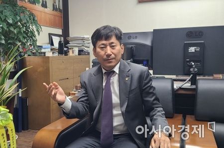 장정희 광주전남변호사협회장 당선인이 아시아경제와의 인터뷰에서 자신의 생각을 말하고 있다.