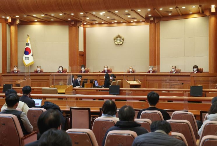 유남석 헌법재판소장(가운데)을 비롯한 재판관들이 22일 오후 서울 종로구 헌법재판소 대심판정에 입장해 자리에 앉아 있다. [이미지출처=연합뉴스]
