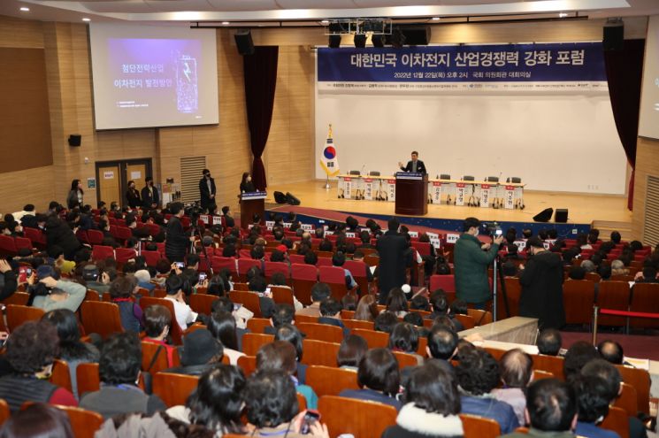 이차전지 특화단지와 기가팩토리 유치에 모든 행정력을 집중하겠다고 강조하는 이강덕 포항시장.