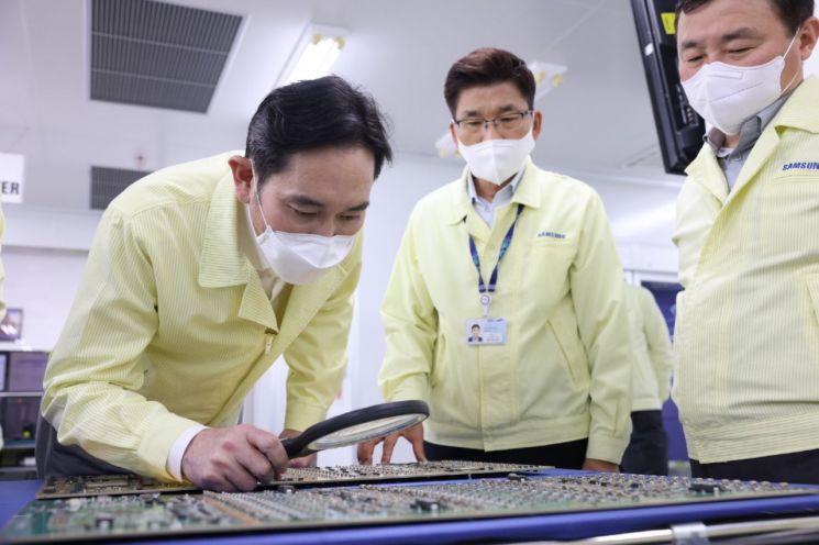 Samsung Electronics Chairman Lee Jae-yong is inspecting the smartphone manufacturing plant at Samsung Electronics Vietnam (SEV) near Hanoi, Vietnam, on the 22nd. <br>[Photo by Samsung Electronics]