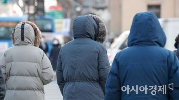 서울 종로구 광화문 네거리에서 시민들이 두꺼운 외투를 입고 출근길에 오르고 있다./강진형 기자aymsdream@