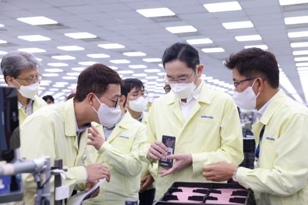 이재용 삼성전자 회장이 지난해 12월22일 베트남 하노이 인근의 삼성전자 법인(SEV)을 방문해 스마트폰 생산 공장을 점검하는 모습.[이미지 출처=연합뉴스]