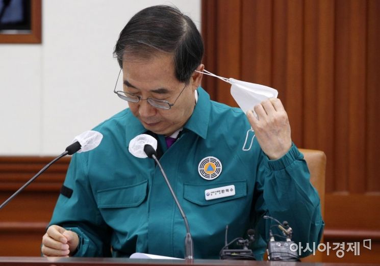 한덕수 국무총리가 23일 서울 종로구 정부서울청사에서 열린 코로나19 중대본 회의에서 발언을 위해 마스크를 벗고 있다. 정부는 이번 회의를 거쳐 실내 마스크 의무 조정안을 확정해 발표한다./김현민 기자 kimhyun81@