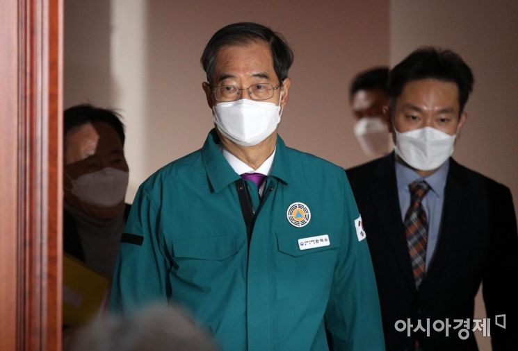 한덕수 국무총리가 23일 서울 종로구 정부서울청사에서 열린 코로나19 중대본 회의에 참석하고 있다. 정부는 이번 회의를 거쳐 실내 마스크 의무 조정안을 확정해 발표한다./김현민 기자 kimhyun81@