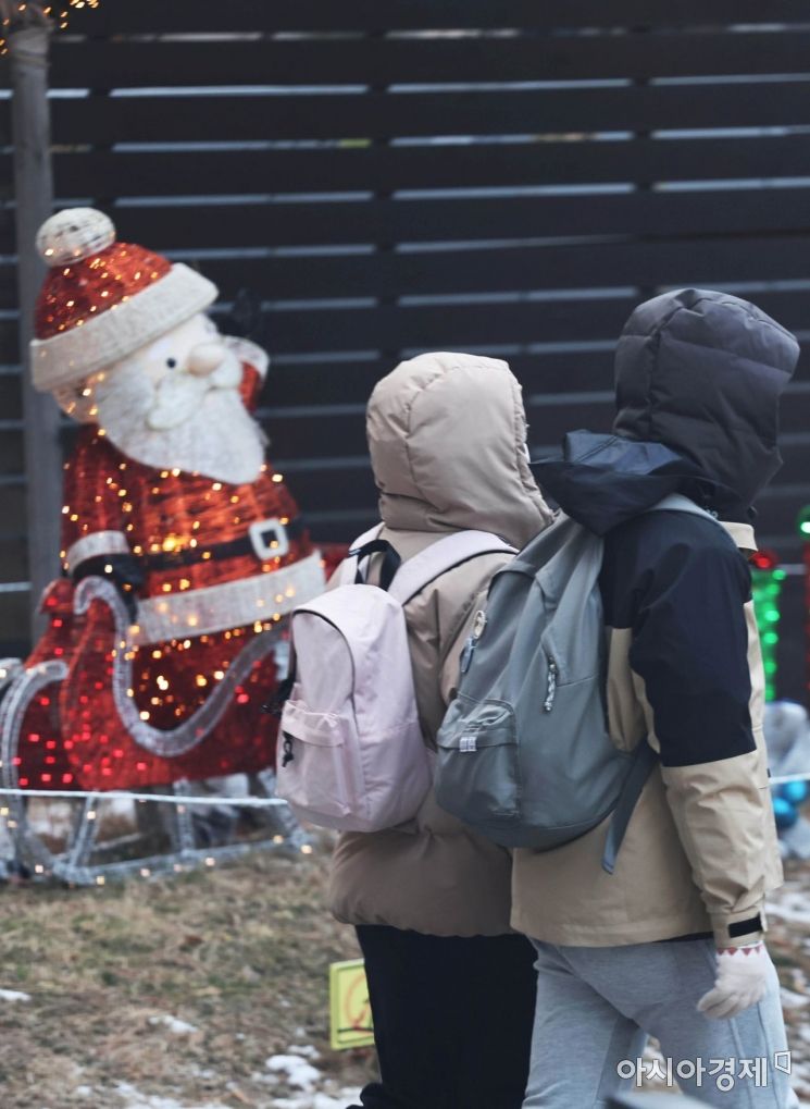 광주·전남은 크리스마스인 25일 눈 대신 구름이 많은데다 바람도 약간 강하게 불면서 체감온도는 더 낮을 것으로 예보됐다. 허영한 기자