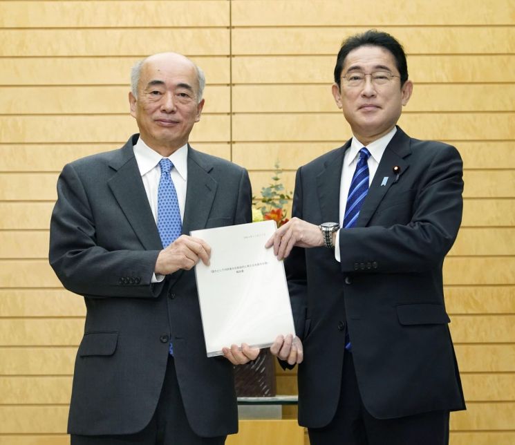  G7 정상들 '원폭' 피해지로 부르는 日 기시다…지지율 반전 노리나