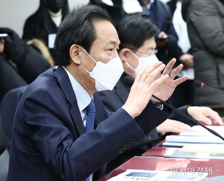 우상호 국회 이태원 참사 국정조사위원회 위원장이 23일 정부서울청사 중앙재난안전대책본부 서울상황센터 현장조사에서 이상민 행정안전부 장관에게 질의를 하고 있다./국회사진기자단
