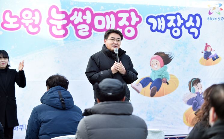 [포토]이성헌 서대문구청장 깜짝 산타 변신