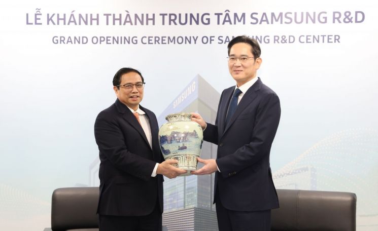 Samsung Electronics Chairman Lee Jae-yong (right) and Vietnamese Prime Minister Pham Minh Chinh are seen having a conversation and taking a commemorative photo ahead of the inauguration ceremony of the Vietnam Samsung R&D Center. (Photo by Samsung Electronics)