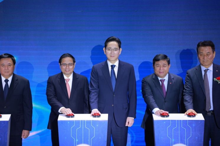 Samsung Electronics Chairman Lee Jae-yong (center) attends the completion ceremony of the Vietnam Samsung R&D Center in the THT district of Hanoi, Vietnam, on the 23rd and poses for a commemorative photo. (Photo by Samsung Electronics)