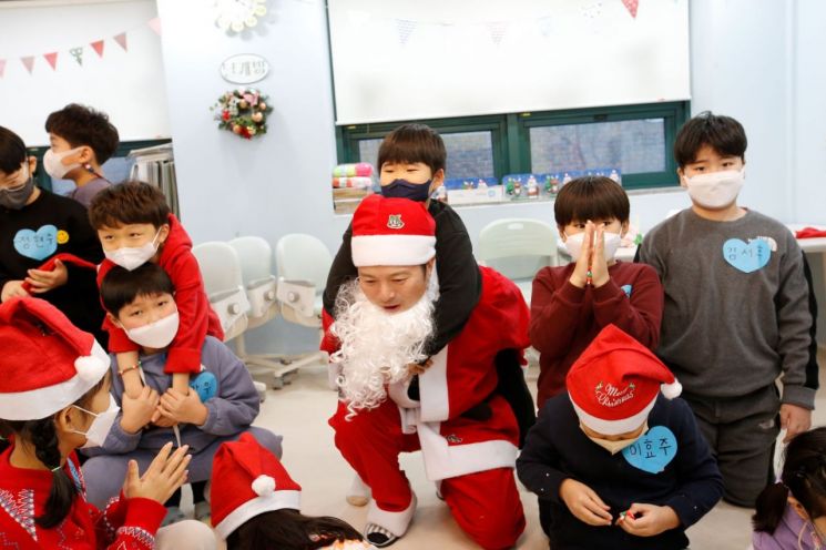 [포토]이성헌 서대문구청장 깜짝 산타 변신
