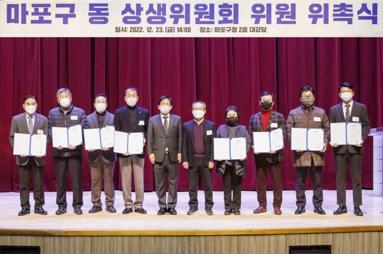[포토]이성헌 서대문구청장 깜짝 산타 변신