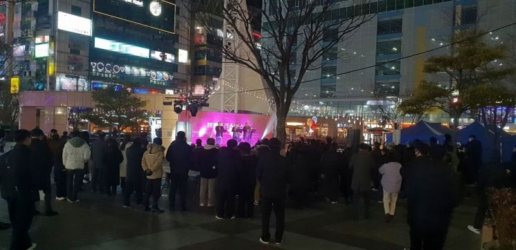 경남 창원시기독교연합회가 창원 상남분수광장에서 성탄 전야를 맞아 공연을 선사하고 있다. / 이세령 기자 ryeong@