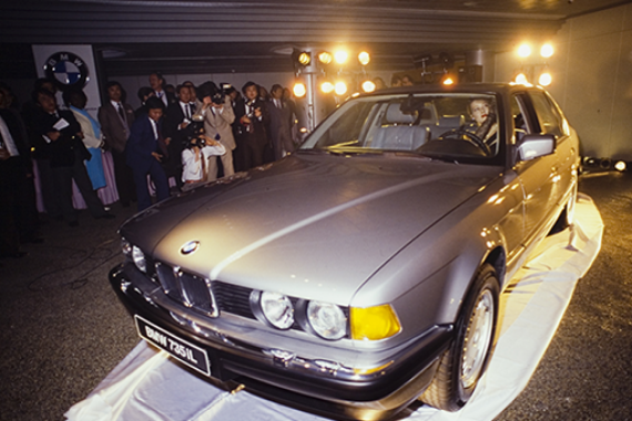 BMW가 1994년까지 생산한 2세대 7시리즈. 당시 국내 자동차 시장이 커지면서 미국의 통상압력이 거세지던 시기였다. 국내에도 소득수준이 높아지고 수입차 규제가 사라지면서 다양한 브랜드, 수입차종이 늘었다.＜이미지출처:한국수입차협회＞