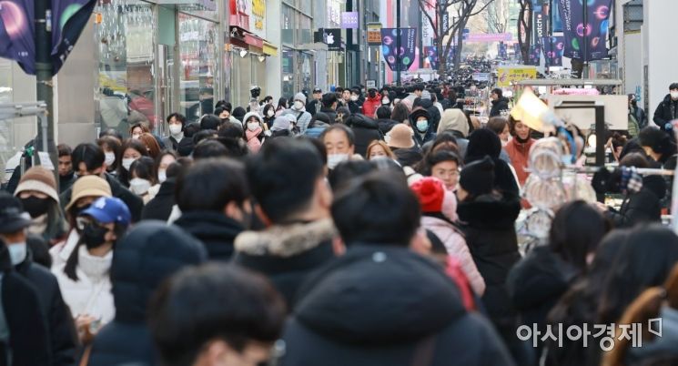 서울 중구 명동 쇼핑거리가 시민들과 관광객들로 북적이고 있다./윤동주 기자 doso7@