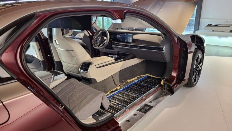 BMW 독일 딩골핑공장에 전시된 신형 7시리즈. 차량 내부와 차체 하단 배터리 등을 직관적으로 볼 수 있다. / 딩골핑=최대열 기자 dychoi@