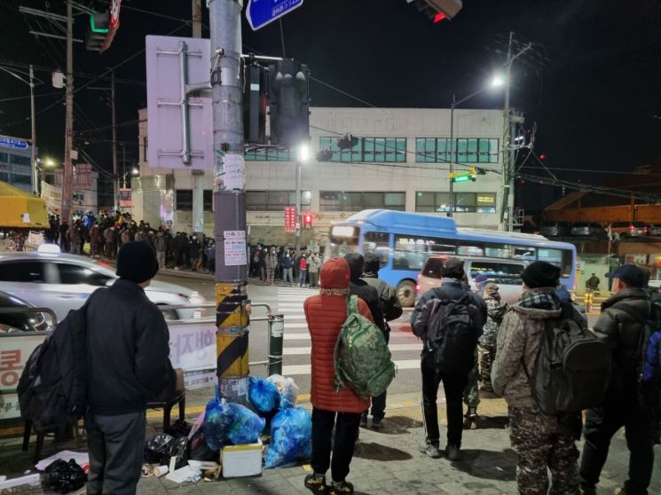 26일 오전 5시2분께 서울 남구로역 인근 인력시장. 일용직을 구하는 인부들이 집결지로 모이고 있다/사진=황서율 기자chestnut@