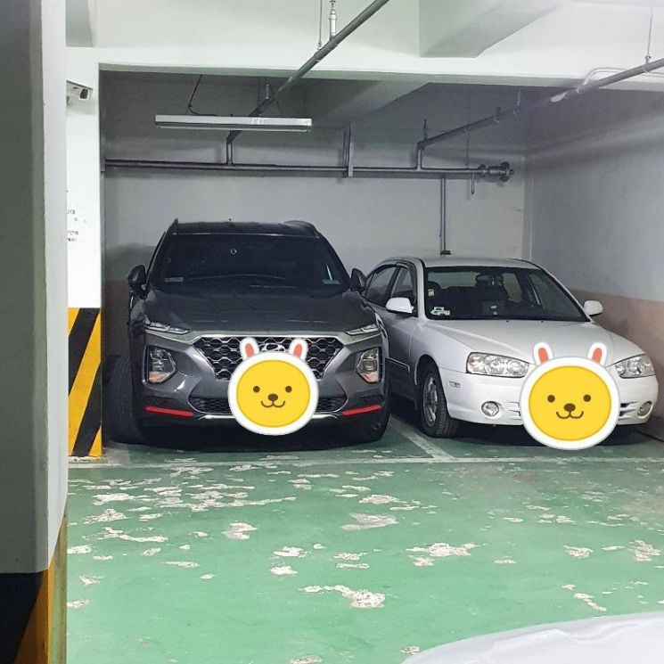 아파트 단지 지하 주차장 일부 면을 특정 차량이 수년째 점유하고 있다는 주장이 제기돼 논란이다. ＜이하 사진=보배드림 캡쳐＞