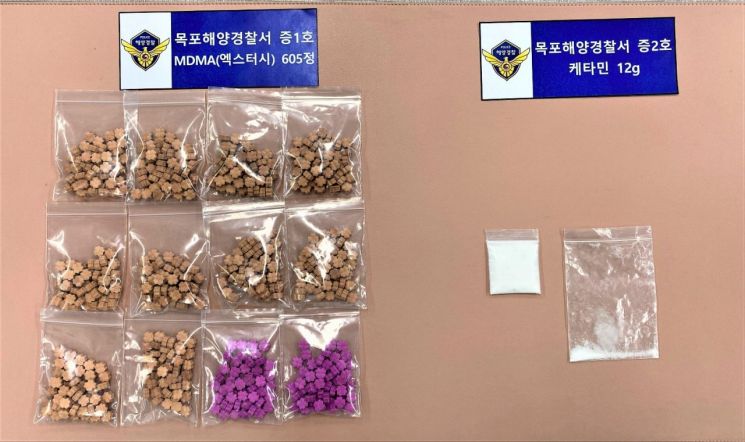 검거된 A씨의 차량에서 발견된 마약류.     사진자료=목포해경