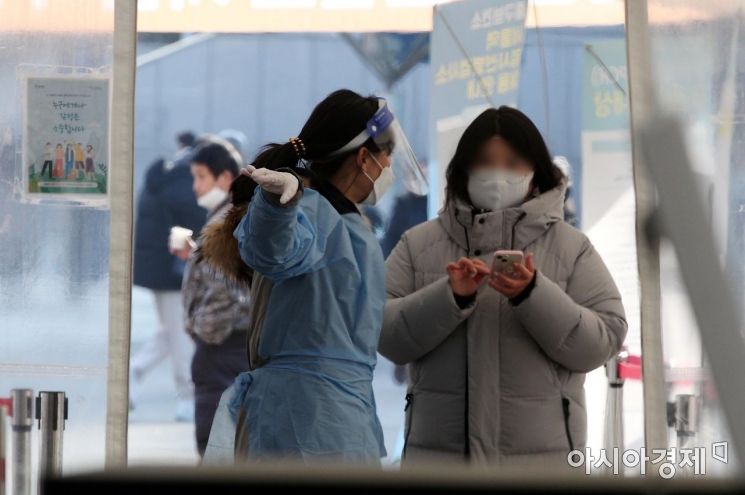 코로나19 겨울 재유행이 이어지는 가운데 26일 서울역 임시 선별검사소에서 한 시민이 검사를 받고 있다. 중앙방역대책본부는 이날 0시 기준으로 코로나19 확진자가 2만5545명 늘어 누적 2868만4600명이 됐다고 밝혔다./김현민 기자 kimhyun81@