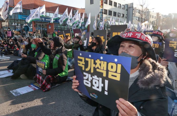 민주노총 공공운수노조 조합원들이 지난 1일 오후 서울 용산구 대통령 집무실 인근에서 열린 공동파업-총력투쟁 결의대회에서 구호를 외치고 있다. [이미지출처=연합뉴스]