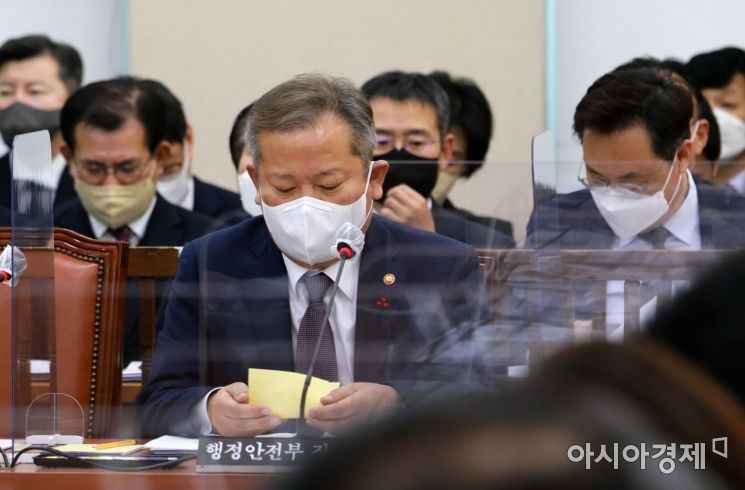 이상민 행정안전부 장관이 27일 국회에서 열린 이태원 참사 국정조사특별위원회 전체회의에 출석, 쪽지를 확인하고 있다./윤동주 기자 doso7@