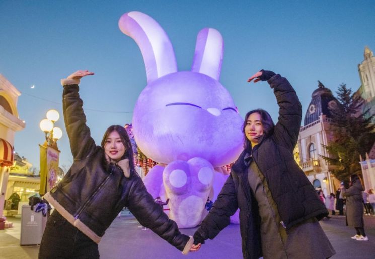 [포토]'새해 복 많이'…에버랜드에 초대형토끼 '래빅' 떴다