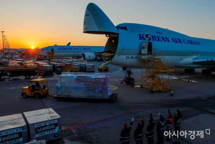 인천국제공항 대한항공 화물터미널에서 관계자들이 화물기에 실을 물품들을 분주하게 옮기고 있다./영종도=강진형 기자aymsdream@