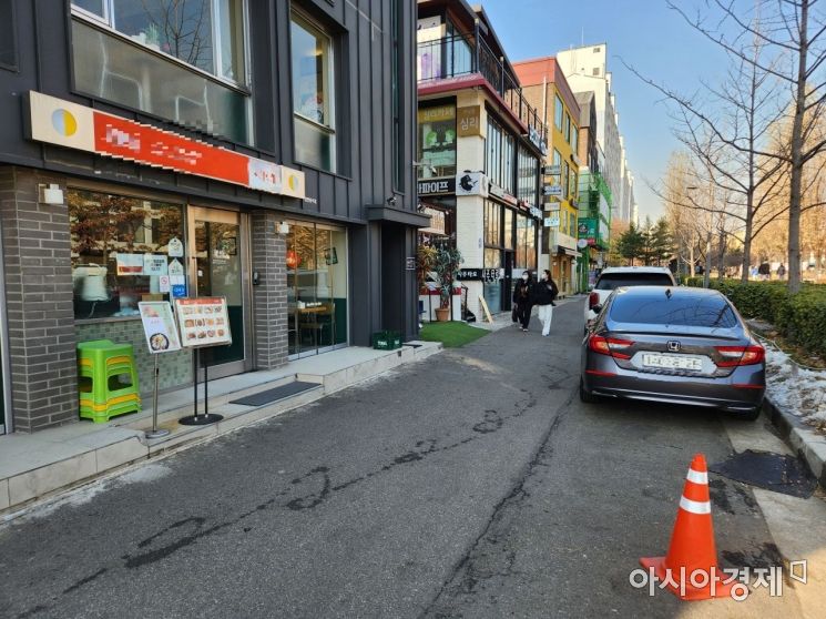 한적한 모습의 27일 오후 12시30분께 서울 마포구 연트럴파크 옆 식당 골목./사진=최태원 기자 skking@