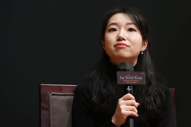 Pianist Kim Su-yeon, who was selected as the resident musician of Kumho Art Hall in 2023, is listening to questions at a press conference held on the morning of the 27th at Kumho Art Hall Yonsei in Seodaemun-gu, Seoul. [Image source=Yonhap News]