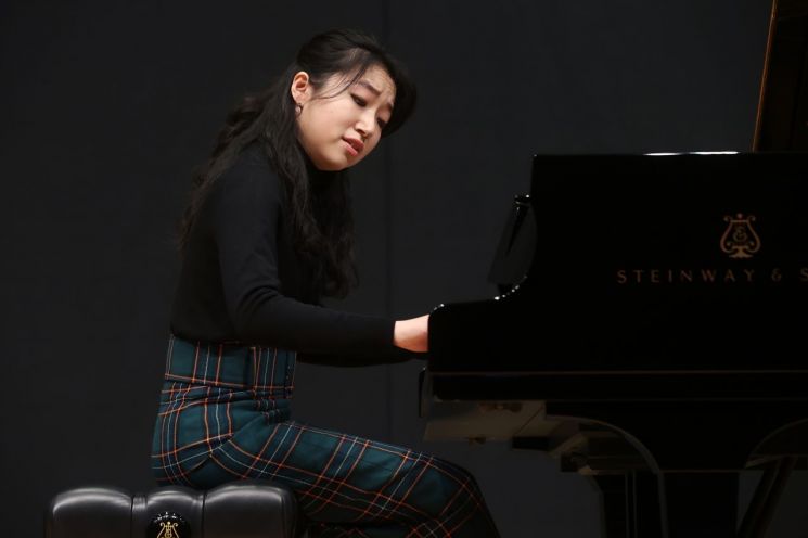 Pianist Kim Su-yeon, who was selected as the resident musician of Kumho Art Hall in 2023, is performing at a press conference held on the morning of the 27th at Kumho Art Hall Yonsei in Seodaemun-gu, Seoul. [Image source=Yonhap News]