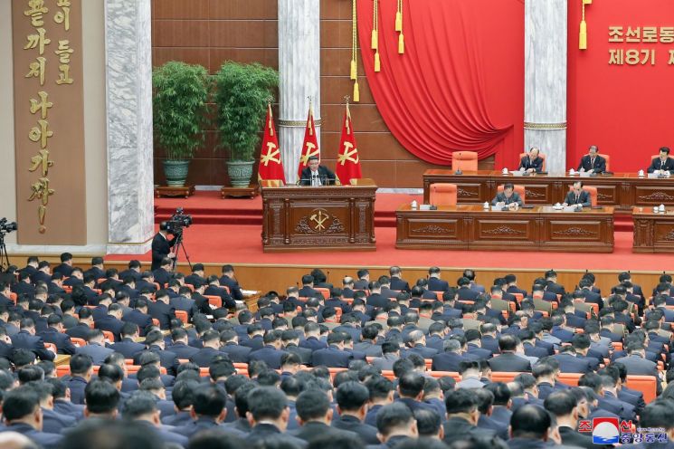 김정은, 당 전원회의에서 보고 "내년 국방력 강화 새 핵심목표 제시" /조선중앙통신 [이미지출처=연합뉴스]