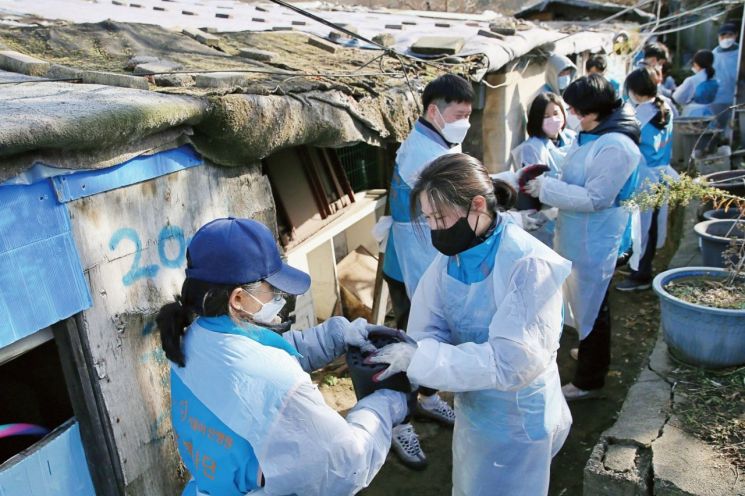 서울아산병원 임직원과 가족 80여명이 모아사랑 기금으로 마련한 연탄 4000장을 구룡마을 독거노인과 주민에게 전달했다.