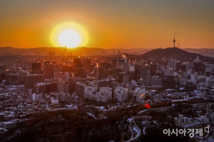 [포토] 서울 도심 뜨겁게 비추는 계묘년 새해