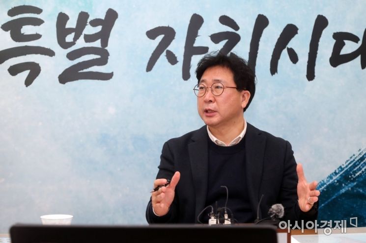 김한수 강원도 기획조정실장이 28일 도 출자·출연기관 정비 계획을 발표했다. [강원도]