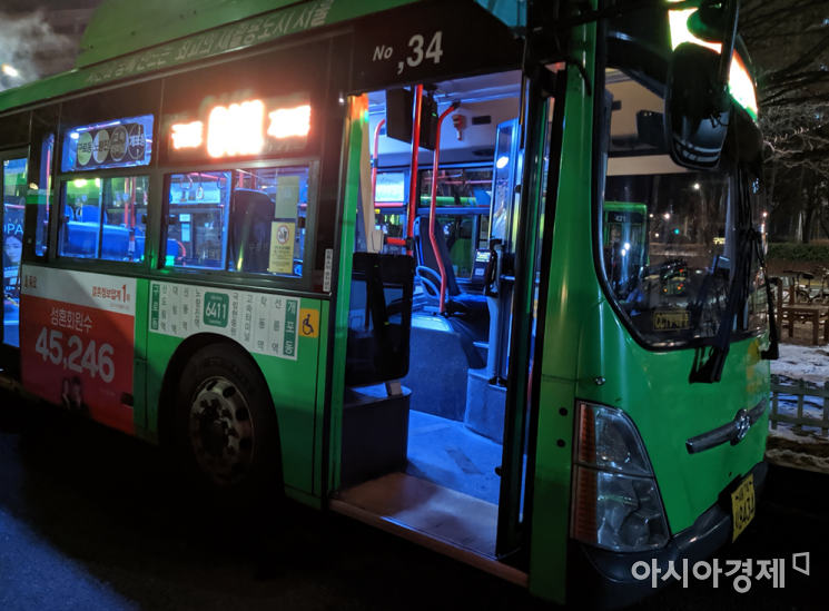 2022년 12월 27일 오전 3시40분께 서울 구로구 거리공원에서 출발하는 6411번 버스가 차고지에서 대기하고 있다. 사진=윤슬기 기자 seul97@