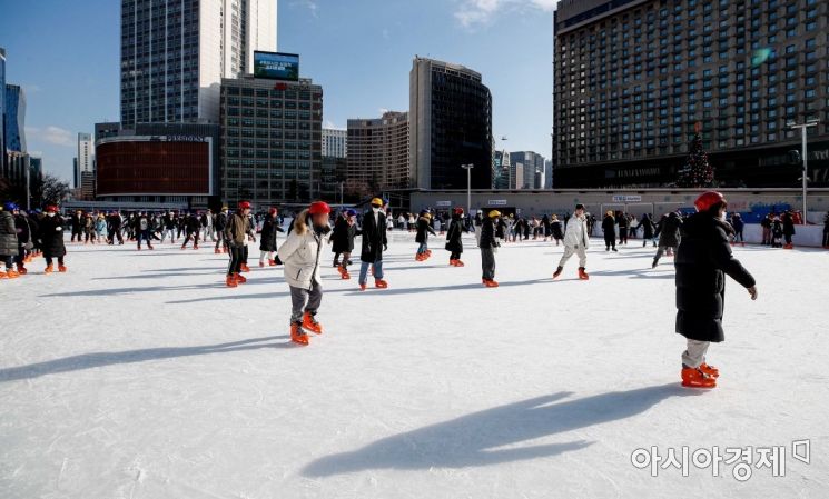 28일 서울광장에 마련된 야외스케이트장을 찾은 시민들이 스케이트를 타며 즐거운 시간을 보내고 있다./강진형 기자aymsdream@