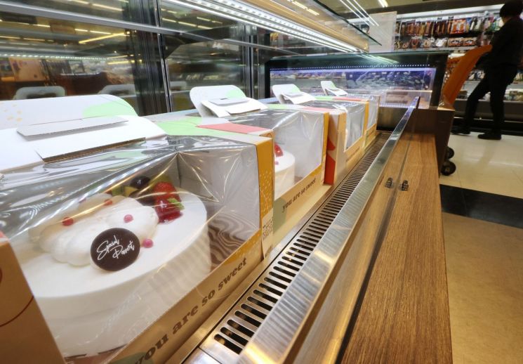 연말 케이크는 맛이 없다?…'생크림 대란'에 냉동크림도