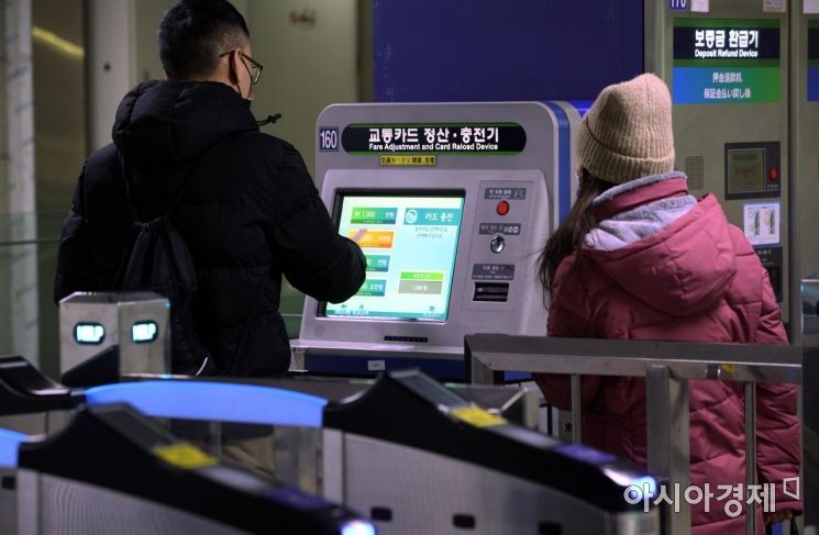 지난달 29일 서울 지하철 1호선 시청역에서 외국인 관광객들이 교통카드를 충전하고 있다./김현민 기자 kimhyun81@