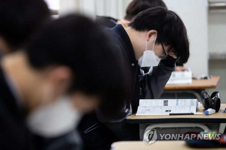 서울 한 고등학교 학생들이 시험 공부를 하고 있다. / 사진=연합뉴스