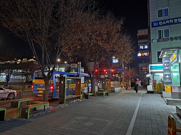 2022년 12월29일 새벽 6시 30분께 노량진 역 학원가 앞의 모습. 이지은 기자 leezn@