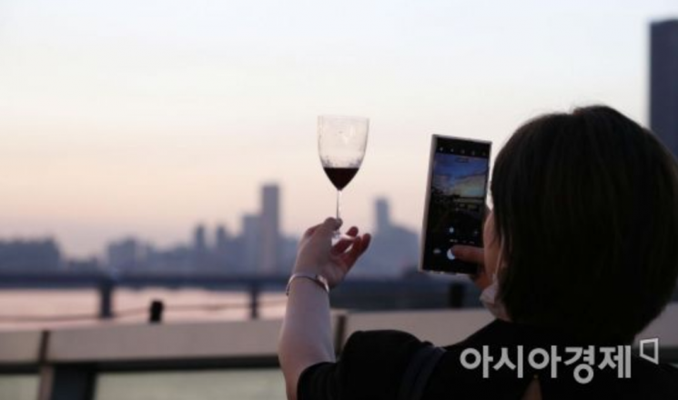 돈 없어도 향수·립스틱 명품은 괜찮잖아…'스몰 럭셔리'