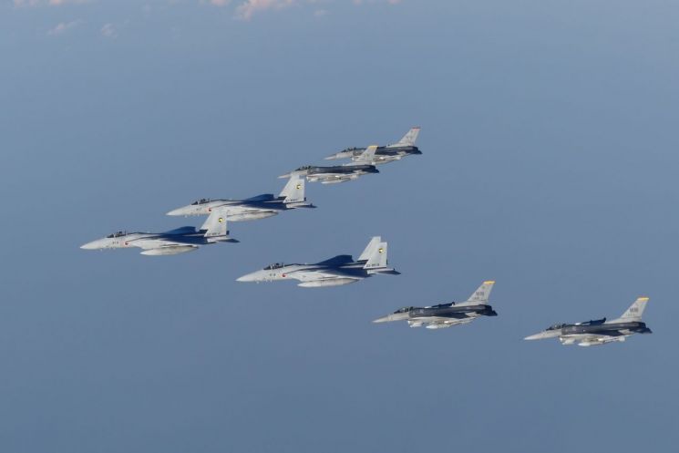 일본 방위성이 작년 11월18일 북한이 발사한 대륙간탄도미사일(ICBM) 낙하지점 근처에서 정보를 수집하던 항공자위대 F-15 전투기가 상공에서 촬영한 사진과 동영상을 공개했다.[이미지 출처=연합뉴스]