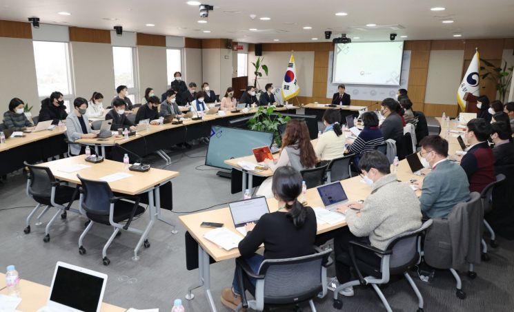 29일 이주호 사회부총리 겸 교육부 장관이 정부세종청사에서 열린 기자간담회에서 고교학점제 등 주요 사안들에 대해 설명하고 있다. 사진=교육부 제공