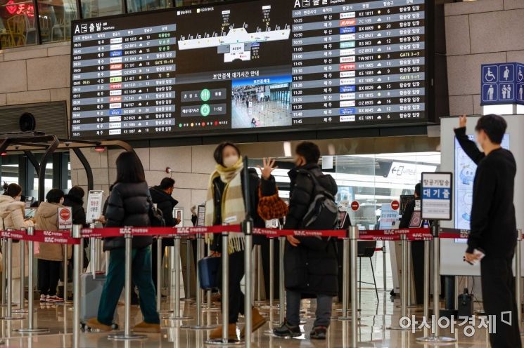 2023년 새해를 이틀 앞둔 지난해 12월 30일 서울 김포공항 국내선에 여행객들로 북적이고 있다./강진형 기자aymsdream@
