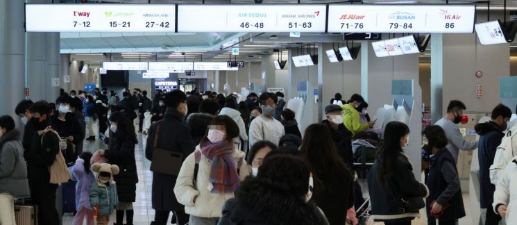연말을 앞둔 29일 김포공항이 여행객으로 북적이고 있다. [이미지출처=연합뉴스]